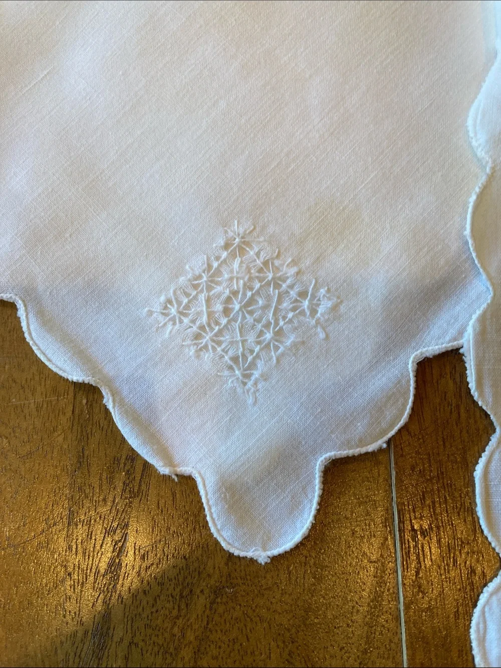 White Scalloped Edge Linen Napkins - Set‎ of 8 Embroidered Classic Timeless